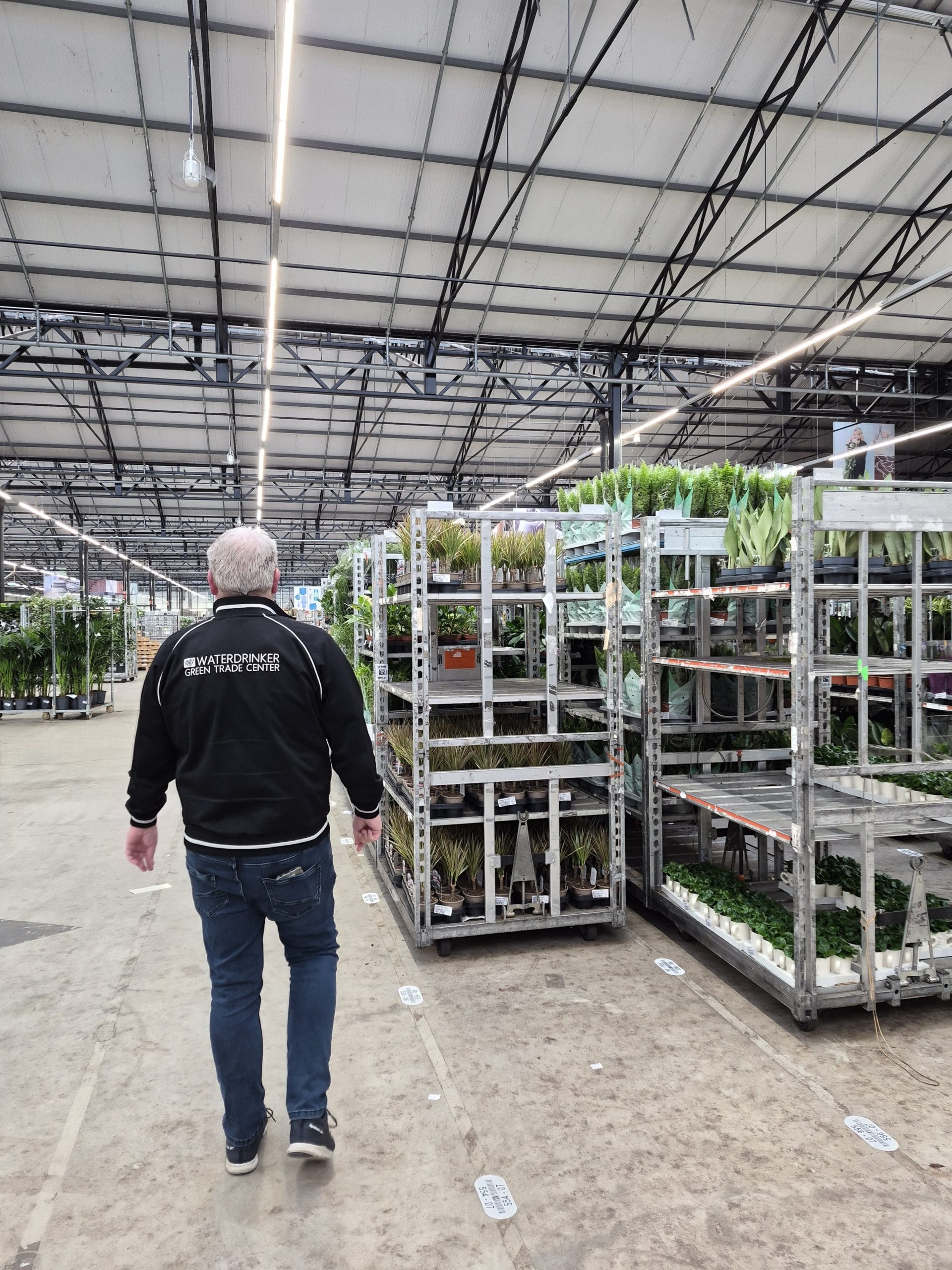 Hoe verloopt de samenwerking en communicatie tijdens en na de implementatie van het WMS LogiAction?