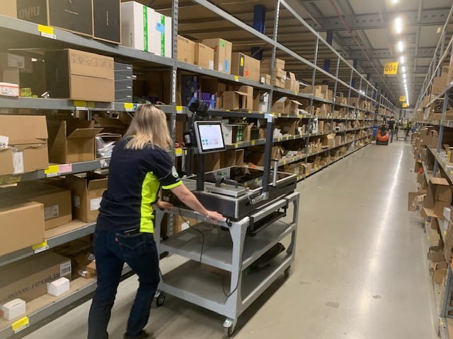 Met de ZippCube door het magazijn om producten te meten en wegen