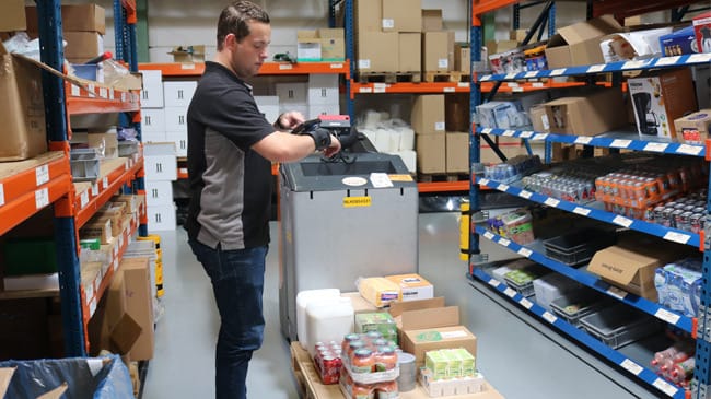 Orderpicker gebruikt pick by weight tijdens het picken op een pallet